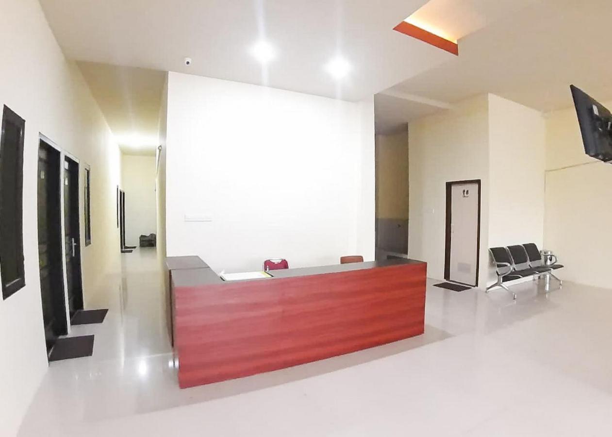 Отель Reddoorz Syariah Near Transmart Jambi 2 Paalmerah Экстерьер фото